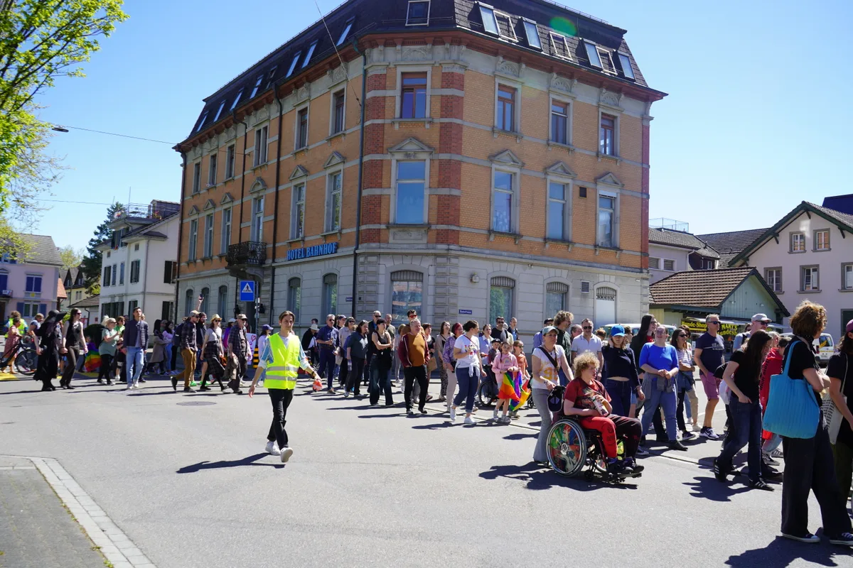 Man sieht Menschen an einer Demonstration.